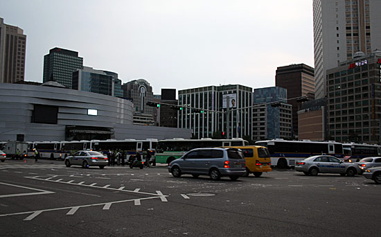 다시 봉쇄된 서울광장