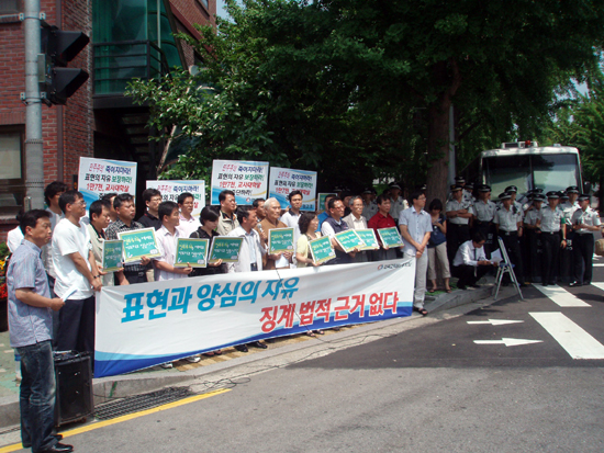"민주주의 가르치는 교사 탄압하는 정부는 무슨 정부냐"
