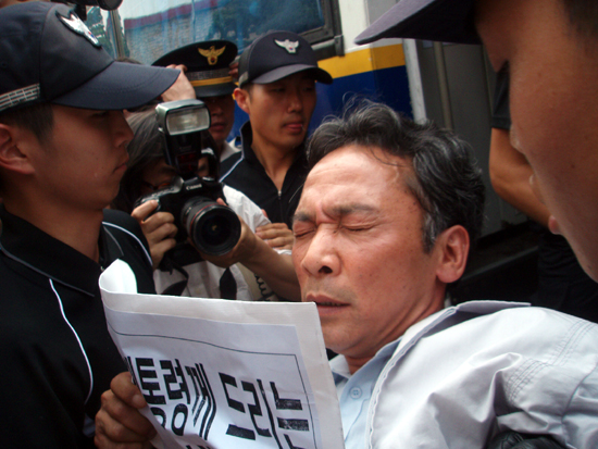 연행되는 정진후 전교조 위원장