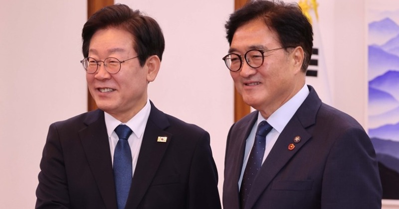 <b>이재명</b>, <b>우원식</b> 예방 "입법부 위상 굳건히 지켜달라"