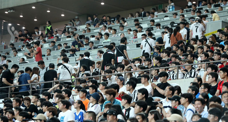 26일 오후 서울 마포구 월드컵경기장에서 열린 하나원큐 팀 K리그와 유벤투스 FC의 친선경기에서 크리스티아누 호날두가 경기에 나오지 않자 실망한 팬들이 발걸음을 돌리고 있다. 2019.7.26