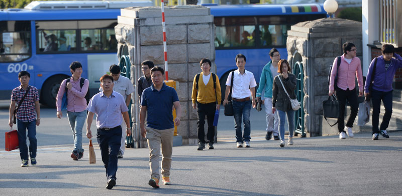출근하는 노동자들(자료사진)