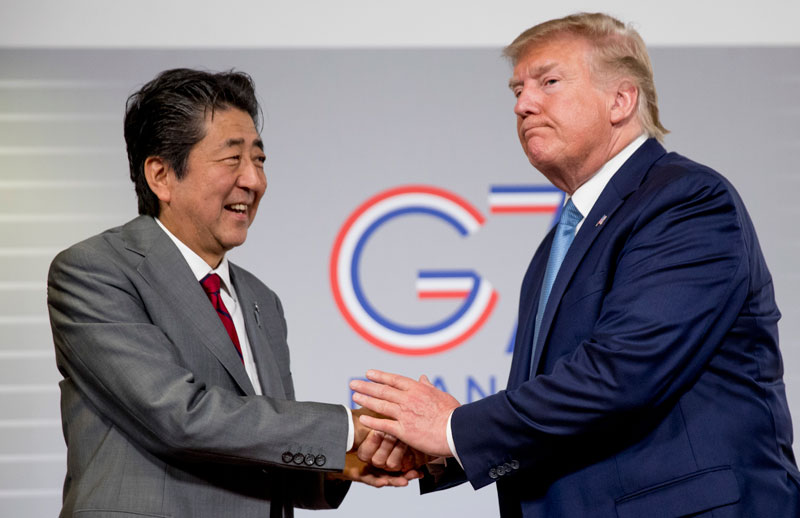 도널드 트럼프 미국 대통령과 아베 신조 일본 총리가 25일(현지 시간) 프랑스에서 열린 주요 7개국(G7) 정상회담에 참석해 악수를 하고 있다.