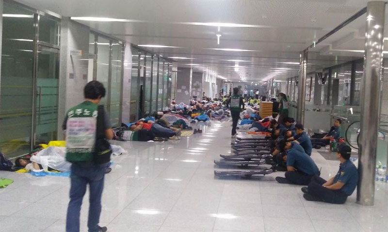 톨게이트 수납원 노동자들이 직접고용을 회피하는 한국도로공사 본사(경북 김천)에서 9일 오후부터 점거농성하고 있다. 경찰이 투입돼 대치중이다. 2019.9.10