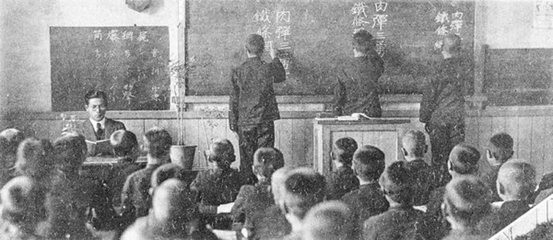일본 전쟁영웅 찬양 글을 쓰는 학생들
