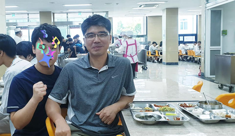 교직원식당 대신 학생식당에서 아이들과 같이 밥을 먹는 권종현 선생님<br