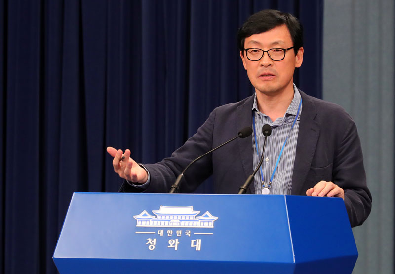 13일 오후 청와대 브리핑룸에서 이호승 경제수석이 성장잠재력과 글로벌 경기, 국가경쟁력 등 현 경제상황 관련 브리핑을 하고 있다. (2019.10.13)