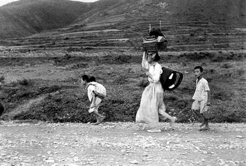한국전쟁 당시 피난민 가족들<br