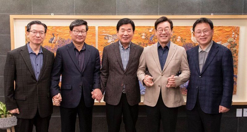 10일 만찬을 함께 한 정성호·전해철·김진표 의원, 이재명 경기도지사, 박광온 의원(왼쪽부터)