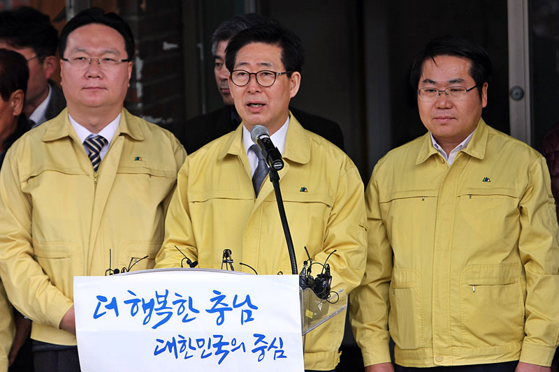 양승조 충남도지사가 31일 오후 아산시 초사2통 마을회관 앞에서 기자회견을 하고 있다. 이 자리에서 양승조 도지사는 임시 격리기간이 끝나는 14일동안 초사2동 마을회관에 임시 집무실을 꾸리고 업무를 보겠다고 밝혔다.