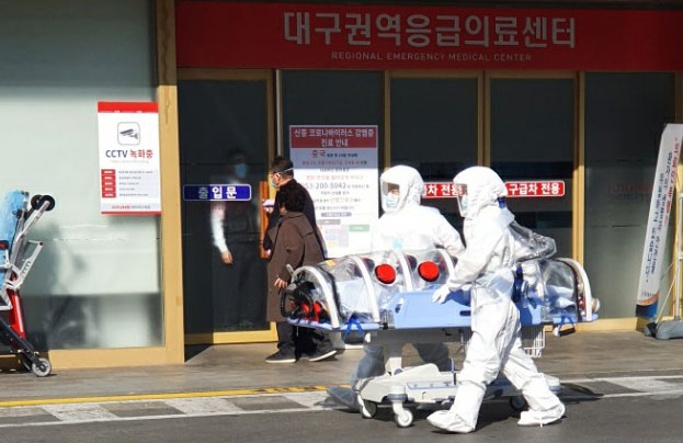 지난 18일 선별진료소가 설치된 경북대병원에 코로나19 환자가 들것에 실려 들어가고 있다.2020.02.18