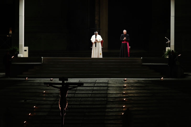 프란치스코 교종(교황)이 지난 4월 코로나19로 인해 십자가 아래서 홀로 기도하고 있다.