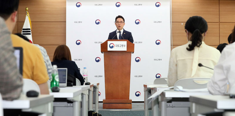 박선호 국토교통부 1차관이 6일 오후 정부세종청사에서 오는 2022년까지 서울 도심에 7만호 부지를 추가 확보하고 2023년 이후 수도권에 연평균 25만호+α 수준의 주택 공급이 담긴 ‘수도권 주택공급 기반 강화 방안’을 발표하고 있다.