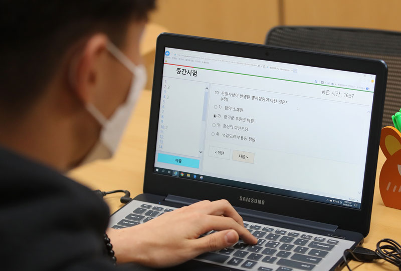 지난 5월 경북 경산시 영남대학교 인근 카페에서 영남대 재학생이 1학기 중간고사 온라인 시험 문제를 풀고 있다.
