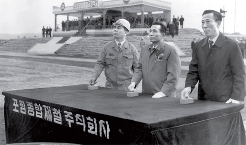 1970년 4월 1일 포항제철(현 포스코) 포항제철소 1기 착공식에서 박태준 포항제철 사장과 박정희 대통령, 김학렬 부총리(왼쪽부터)가 착공 버튼을 누르고 있다.