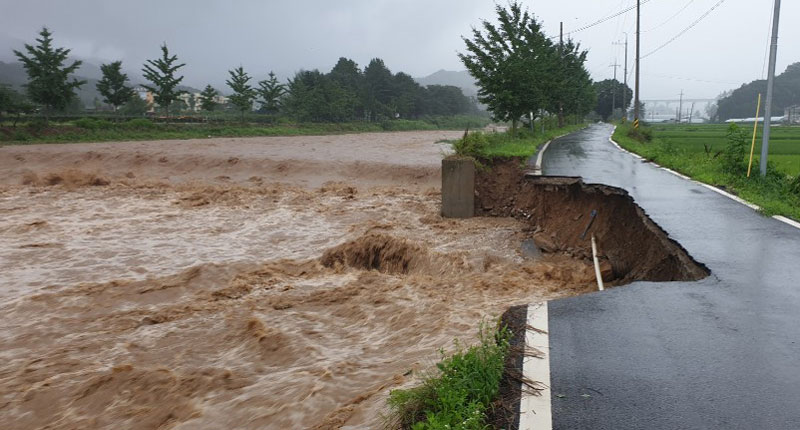 2일 충북 산척면 한 도로가 폭우로 유실됐다. (충주시 제공)