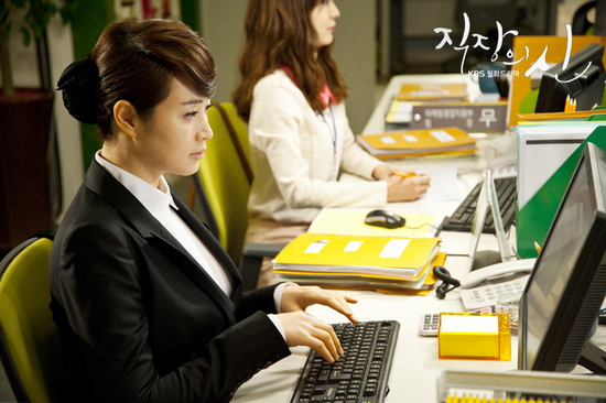 2013년 KBS로 방영된 드라마 ‘직장의 신’. 계약직 근로자의 애환을 코믹하게 다룬 내용으로, 일본의 니혼TV 드라마 《파견의 품격》(ハケンの品格)을 리메이크 한 작품.