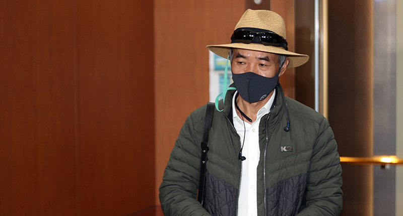 서해 피살 공무원의 친형인 이래진씨가 21일 오전 서울 종로구 정부서울청사 별관에서 강경화 외교부장관과의 면담을 마치고 청사를 나서고 있다. 2020.10.21