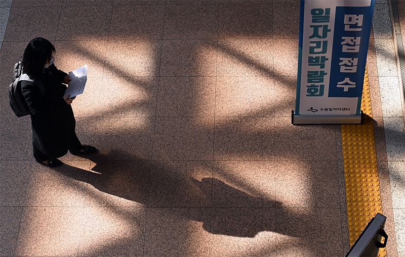 3일 오후 경기도 수원시청에서 열린 '2021 희망일터 구인·구직의날 채용박람회'를 찾은 한 구직자가 안내문을 살펴보고 있다.
