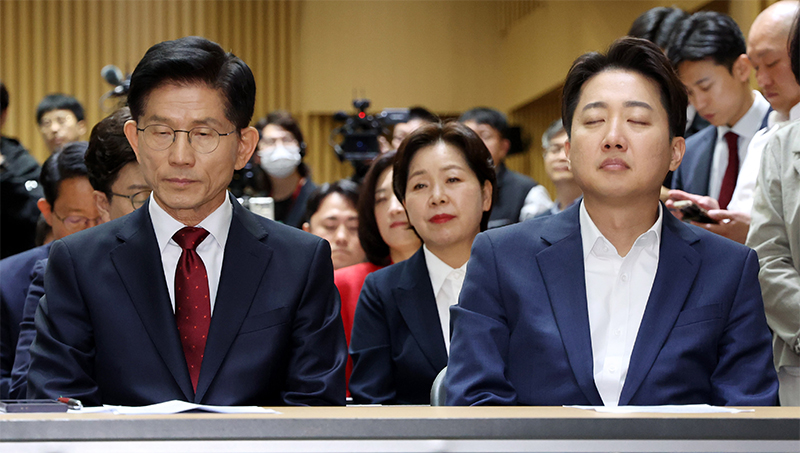 김문수 국민의힘 대선 후보와 이준석 개혁신당 대선 후보가 19일 오전 서울 중구 서울시청에서 열린 '약자와 동행하는 서울' 토론회에 참석해 있다. 2025.05.19.
