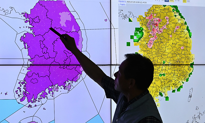 29일 경기 수원시 수도권기상청에서 예보관이 폭염 상황을 모니터링 하고 있다. 내륙에서 폭염특보가 내려지지 않은 유일한 지역이었던 강원 태백에 이날 오전 10시를 기해 폭염주의보가 발령됐다. 2025.07.29.