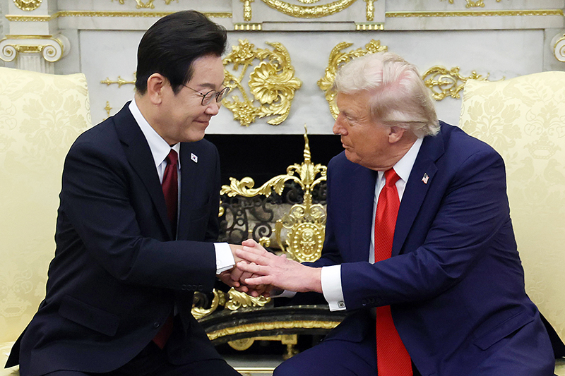 이재명 대통령과 도널드 트럼프 미국 대통령이 25일(현지 시간) 미국 워싱턴DC 백악관에서 한미 정상회담을 하며 악수하고 있다.