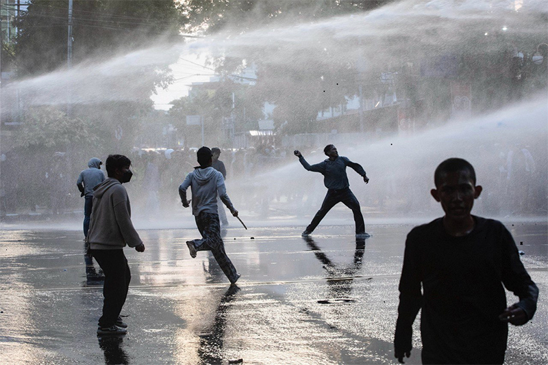 인도네시아 북수마트라 메단에서 국회의원들에게 지급되는 과도한 수당에 항의하는 시위대가 경찰을 향해 돌을 던지고 있다. 인도네시아 정부가 지난해부터 국회의원들에게 월 5000만 루피아(약 430만 원)의 주택 수당을 지급한 사실이 알려지자 이에 반발하는 대규모 시위가 일어났다. 5000만 루피아는 인도네시아 빈곤 지역 월 최저임금의 약 20배에 달하는 액수다. 2025.08.27.