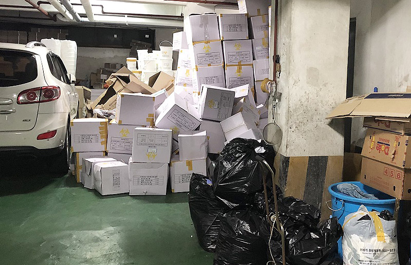 부산시의사회관에 불법으로 보관되고 있는 의료폐기물. 소각처리가 거부됐다는 이유로 주택가와 상가, 학교 등과 근접한 건물 지하주차장에 격리조치 없이 쌓여있다.