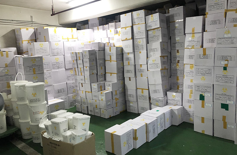 부산시의사회관에 불법으로 보관되고 있는 의료폐기물. 소각처리가 거부됐다는 이유로 주택가와 상가, 학교 등과 근접한 건물 지하주차장에 격리조치 없이 쌓여있다.