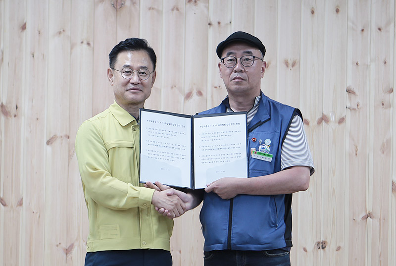 부산교통공사 이종국 사장(왼쪽)과 최무덕 부산지하철노조 위원장(오른쪽)이 12일 극적인 교섭을 통해 잠정합의안을 도출했다. 노조는 이에 따라 파업을 중단하고, 12일부로 업무에 복귀한다.