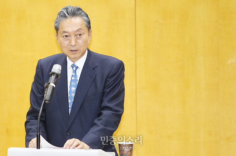 하토야마 유키오 전 일본 총리가 11일 부산대학교를 방문해 아베 정부에 과거사 관련 쓴소리를 던지고 있다.