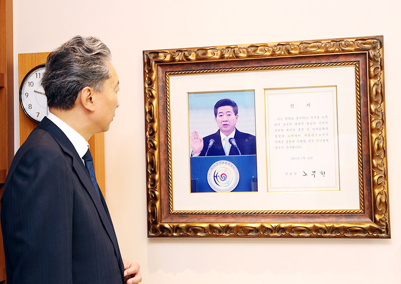 하토야마 유키오 전 일본 총리가 11일 입국 후 첫 방문지로 봉하마을 선택했다. 하토야마 전 총리가 김해 봉하마을 노무현 전 대통령 묘역을 참배하고 일정을 갖고 있는 모습.