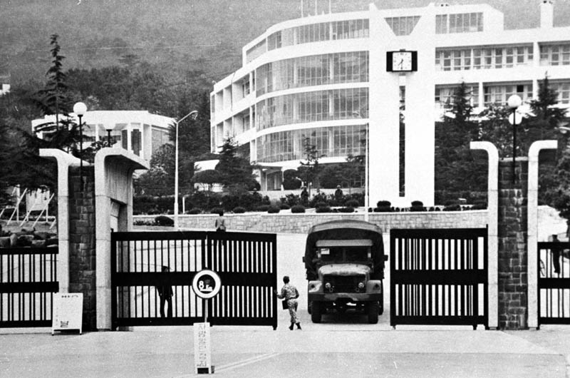 40년 전인 1979년 10월 부마항쟁 당시 사진. 군부대가 부산대 정문을 막고 있다.