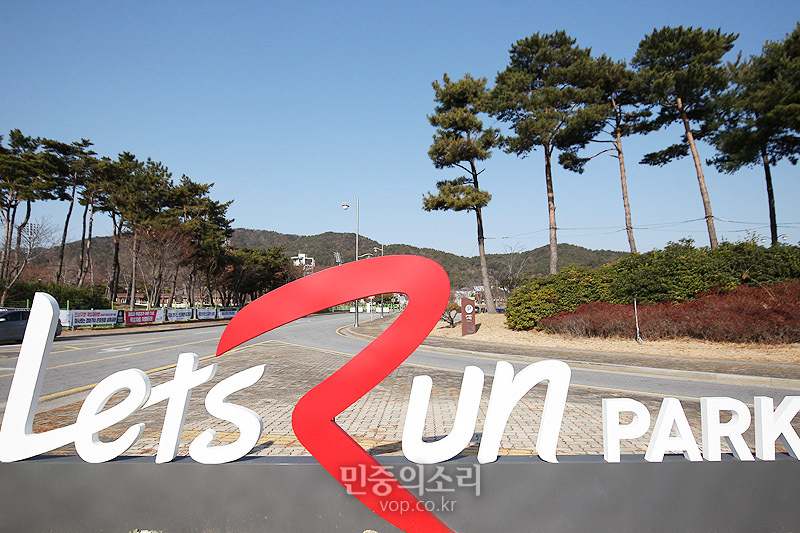 부산경남 경마공원 입구.