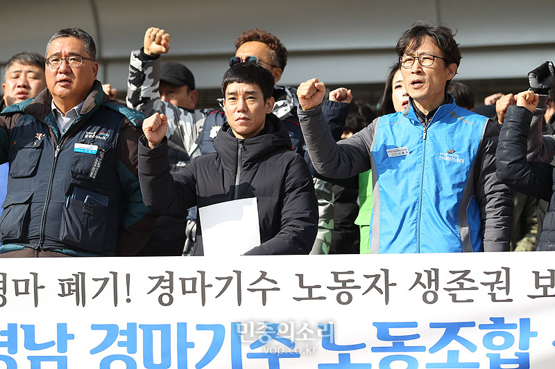 고 문중원 기수가 숨진 지 52일째인 20일, 부산경남경마장 경마기수들이 노조설립 신고를 위해 부산시청 앞에 모여 구호를 외치고 있다.
