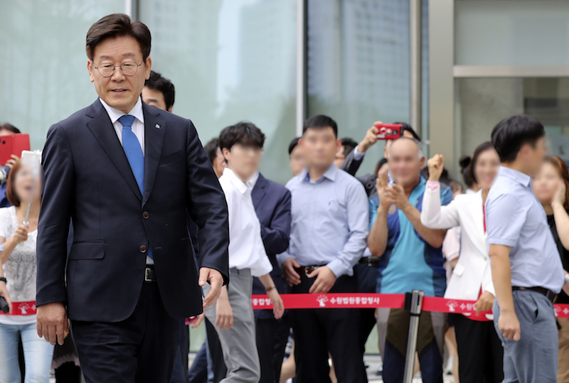 직권남용과 공직선거법 위반 혐의로 기소돼 1심서 무죄 선고를 받은 이재명 경기도지사가 6일 오후 경기 수원고등법원에서 열린 항소심 선고공판에 출석하고 있다