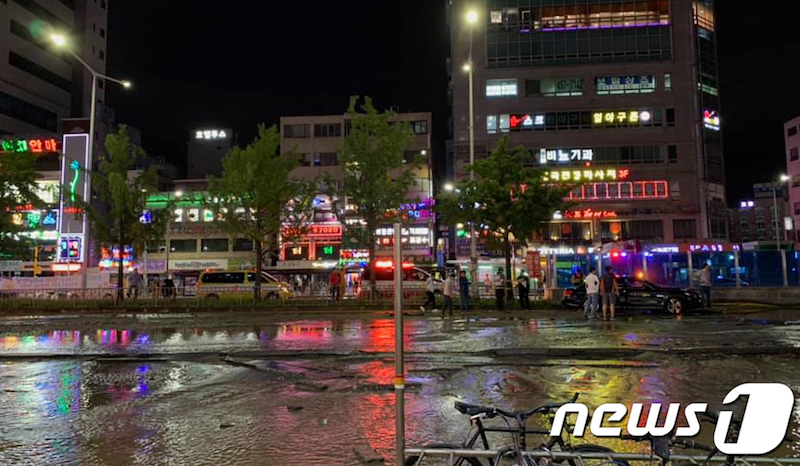 지난 13일 경기 안양시 동안구 인덕원역 사거리에서 광역 상수관이 파열돼 도로가 물에 잠겼다. (SNS 캡처)