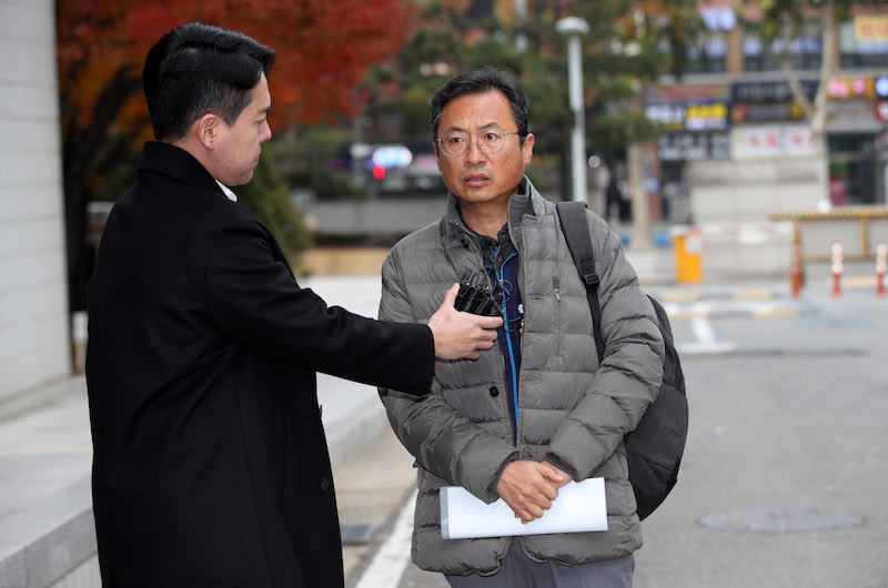 국회 앞에서 집회를 열어 특수공무집행방해 등 혐의로 기소된 김명환 민주노총 위원장이 3일 오후 서울 양천구 서울남부지법에서 열린 1차 공판에 출석하고 있다.