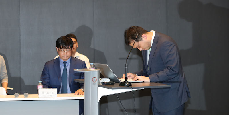 원종준 라임자산운용 대표이사가 서울 영등포구 서울국제금융센터(IFC 서울)에서 라임자산운용 펀드 환매 중단 사태와 관련 기자간담회에 앞서 고개를 숙이고 있다. (자료사진)