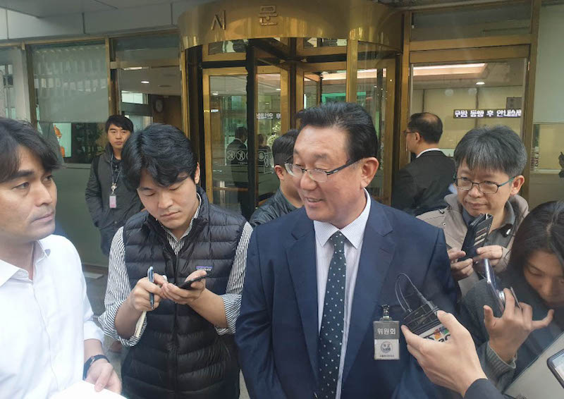 조봉구(왼쪽 두번째) 키코(KIKO) 공동대책위원장이 서울 종로구 정부서울청사 내 금융위원회에서 은성수 금융위원장과 면담을 마친 후 청사를 나서며 취재진의 질문에 답변하고 있다.