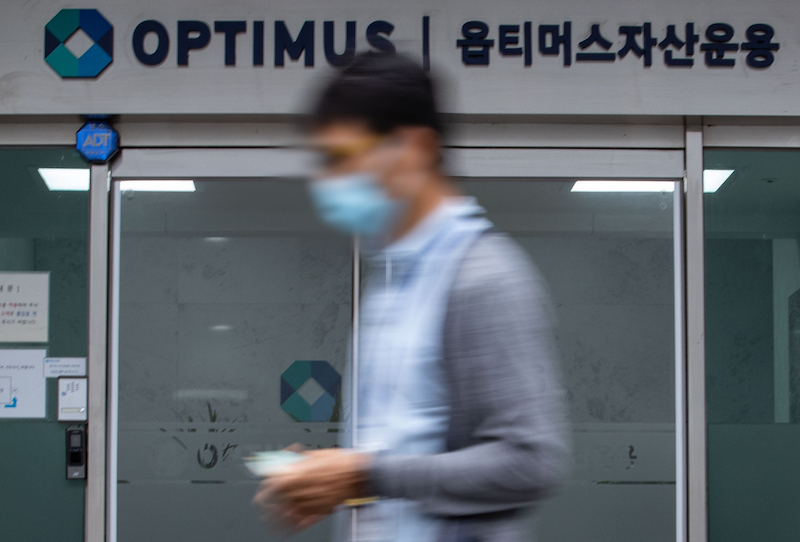 대규모 환매 중단 사태를 일으킨 옵티머스자산운용이 판매사로부터 사기 혐의로 고발된 가운데 검찰이 대대적인 강제수사에 나섰다.