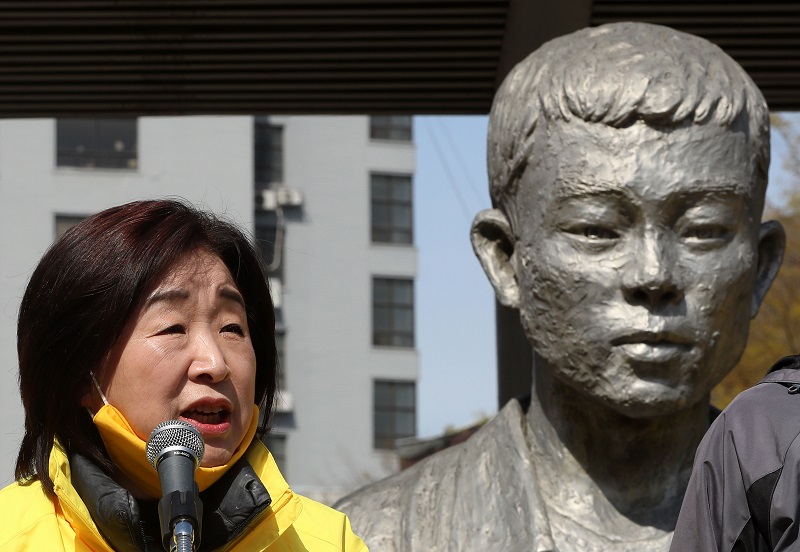 심상정 정의당 대표가 13일 오전 서울 청계천 전태일 동상 앞에서 60시간 정의당 살리기 캠페인 현장 선대위를 개최해 모두발언을 하고 있다. 2020.04.13.