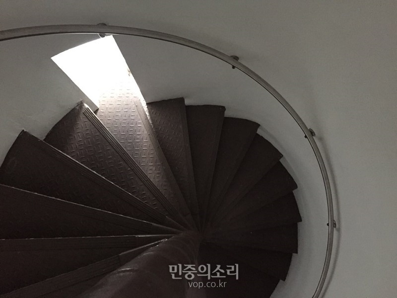 남영동 대공분실 건물 안에 있는 나선형 계단의 모습