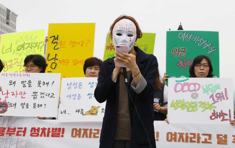 18일 오전 서울 종로구 광화문 광장에서 열린 제2회 임금차별타파의 날 기자회견에서 무급타파행동단 한 회원이 '채용 성차별 중단' 을 촉구하는 발언을 하고 있다.