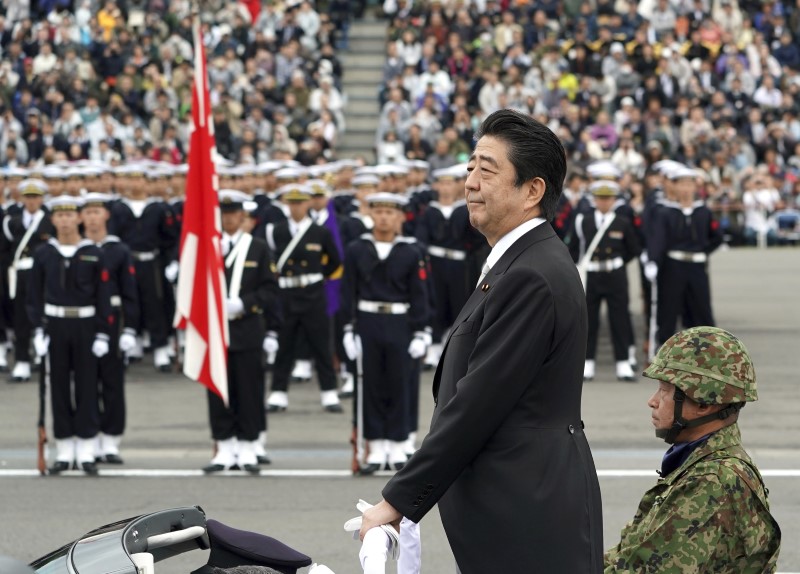 육상자위대 훈련장에서 관열식을 하는 아베 신조(安倍晉삼) 일본 총리(자료사진)