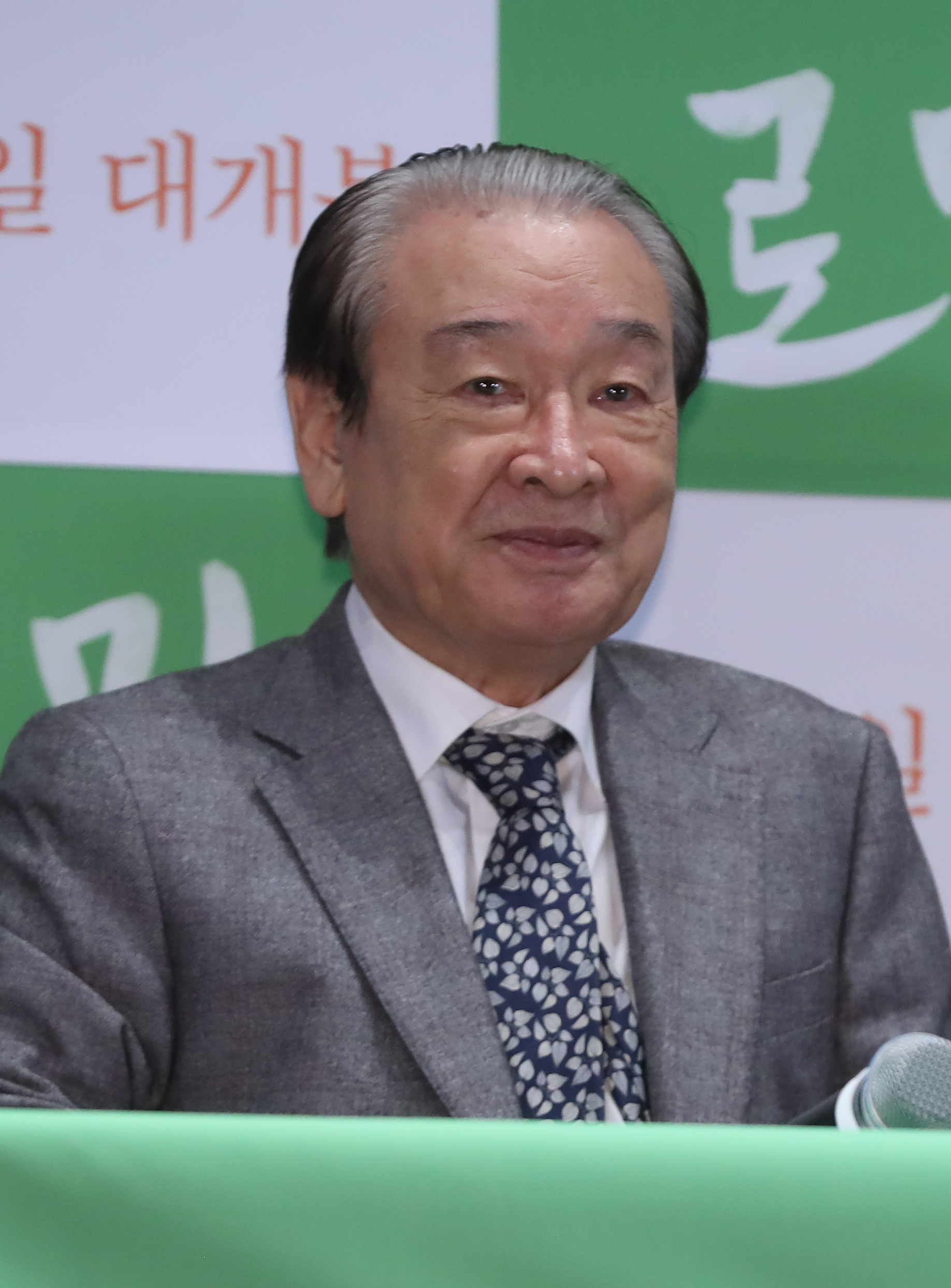 배우 이순재가 영화 '로망' 시사회가 열린 18일 오후 서울 자양동 롯데시네마 건대입구에서 질문을 듣고 있다. 동반으로 치매를 앓는 부부의 가족애를 다룬 영화 '로망'은 4월 3일 개봉한다.