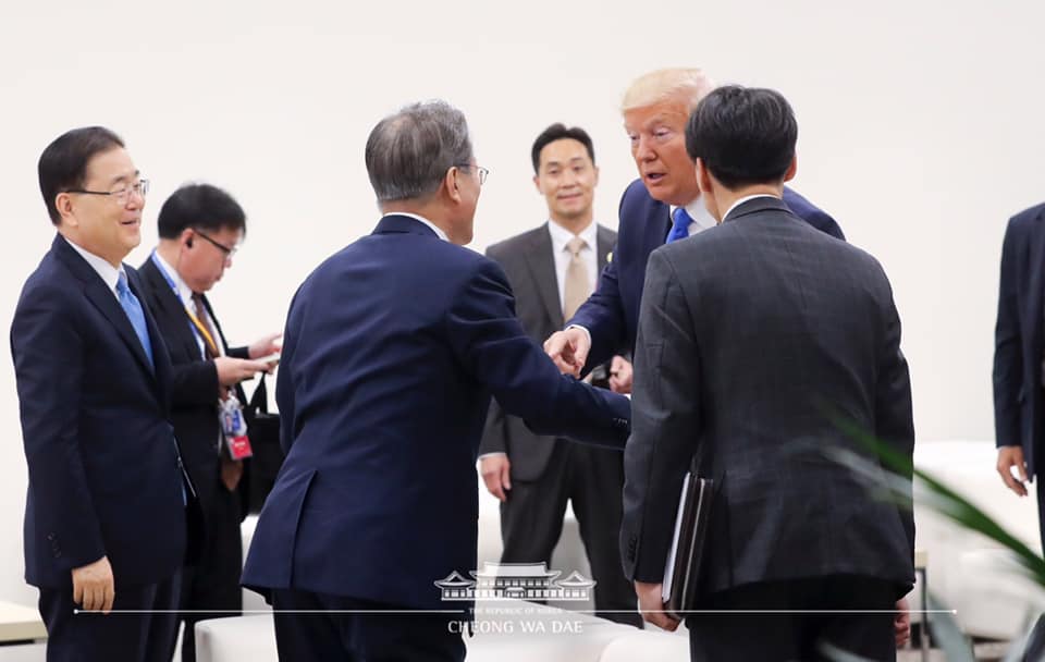 29일 G20 정상회의에 참석 중인 문재인 대통령이 도널드 트럼프 미국 대통령을 만나 대화를 나눴다