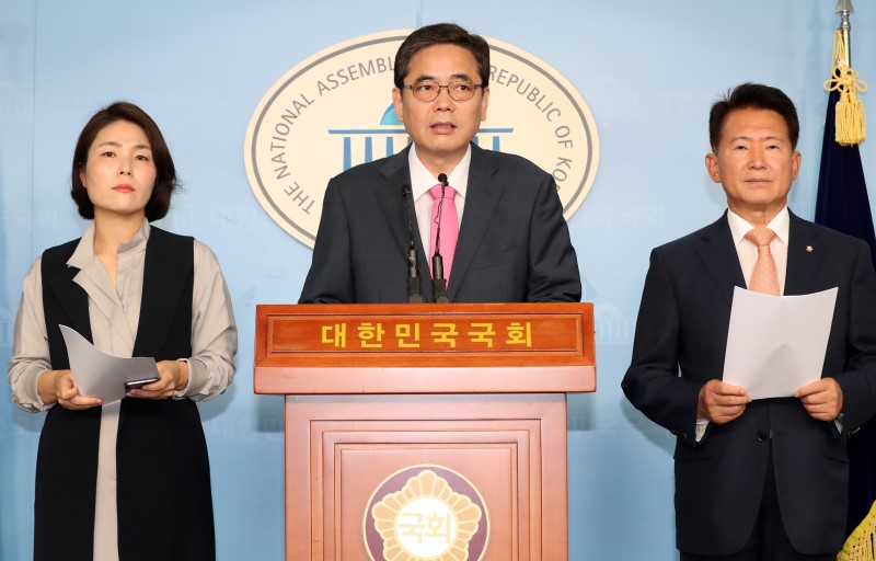 10일 오전 서울 여의도 국회 정론관에서 자유한국당 곽상도, 김한표, 전희경 의원이 전교조 성과급 균등 분배 관련 13개 시 도교육청 교육감 고발 기자회견을 하고 있다. 2019.07.10.