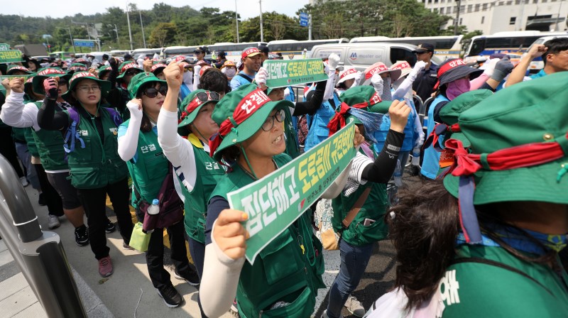 민주노총·한국노총 톨게이트 노조가 톨게이트 요금수납원 367명에 대한 근로자 지위확인 소성 대법원 선고를 하루 앞둔 28일 오후 서울 서초구 대법원 앞에서 불법파견 인정 판결을 촉구하는 기자회견을 하고 있다. 2019.08.28.