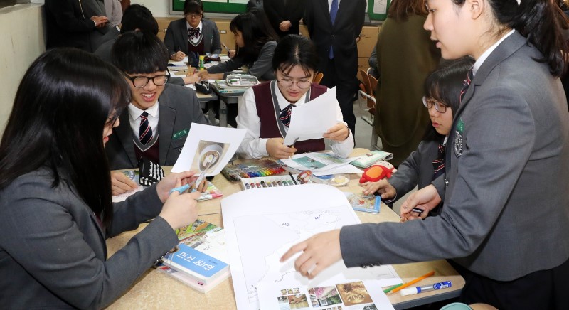 27일 오후 고교학점제 선택형 교육과정 우수학교인 서울 강서구 한서고등학교에서 학생들이 참여형 수업을 받고 있다. 2017.11.27.